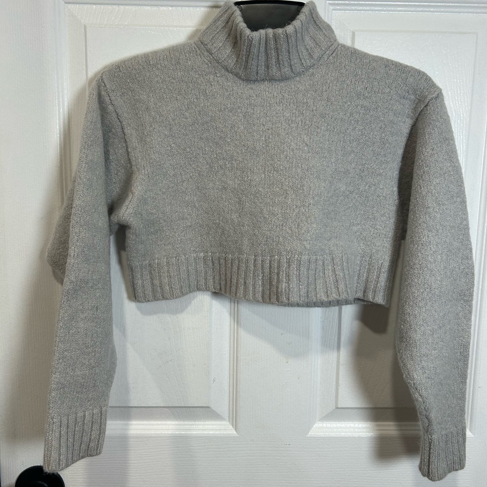 Aritzia Wilfred Free Pale Grey Cropped Mock Neck Sweater Size